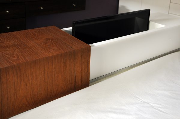 room divider tv-meubel tv-kast met lift slaapkamer mobiele room divider maatwerk meubels meubelmakers Utrecht mooi ruim