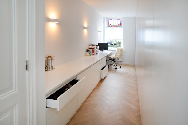 kledingkast wandvullend werkplek bureau dressoir maatwerk meubel meubelmakers mooi ruim Utrecht