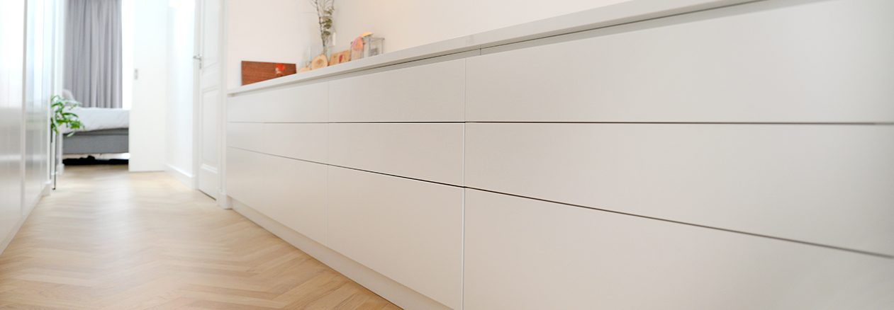 Dressoir met bureau en kledingkasten