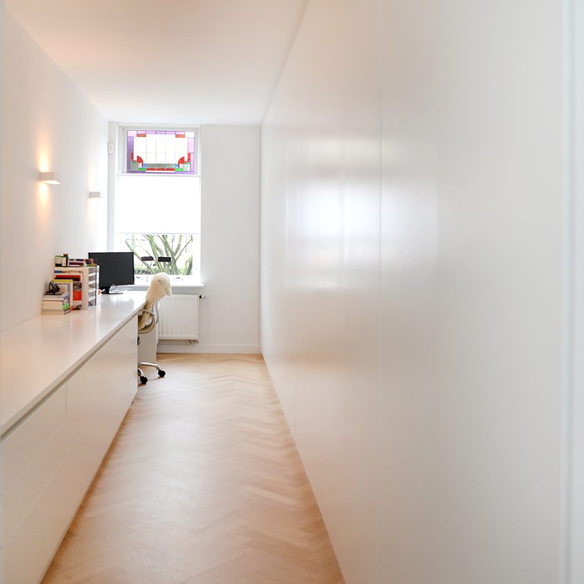 Dressoir met bureau en kledingkasten