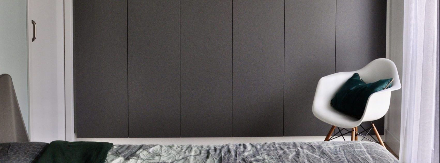 Kledingkast onder een schuin dak