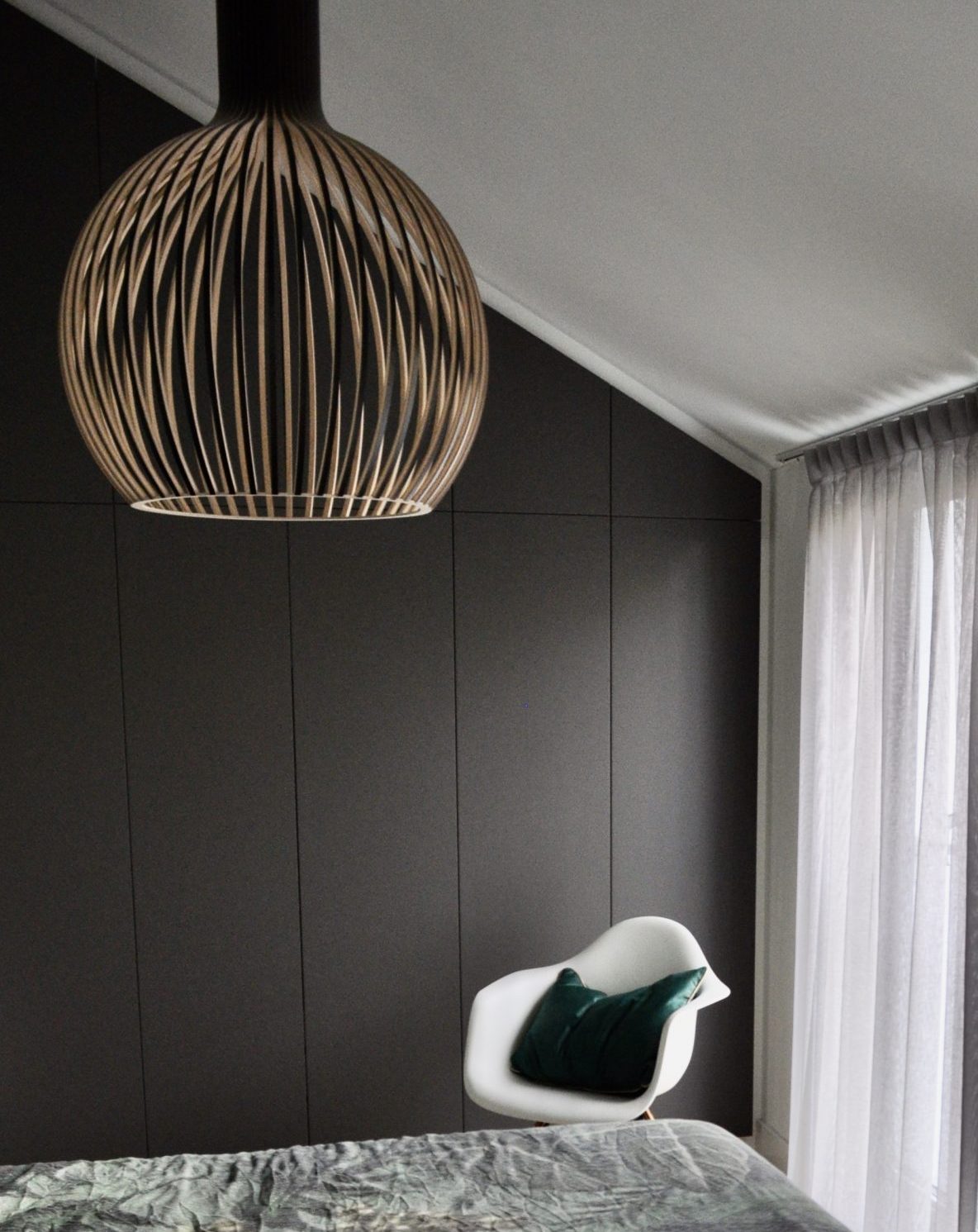 Kledingkast onder een schuin dak