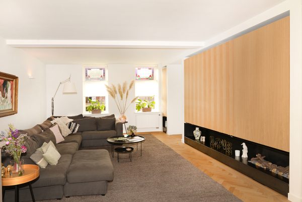 tv-kast tv-meubel woonkamerkast wandvullend met schuifdeuren en eikenfineer maatwerk meubel meubelmakers mooi ruim uit Utrecht