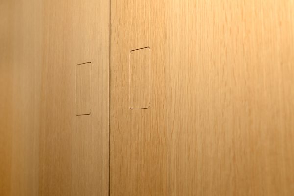 tv-kast tv-meubel woonkamerkast wandvullend met schuifdeuren en eikenfineer maatwerk meubel meubelmakers mooi ruim uit Utrecht