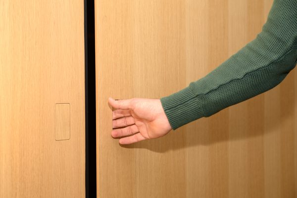 tv-kast tv-meubel woonkamerkast wandvullend met schuifdeuren en eikenfineer maatwerk meubel meubelmakers mooi ruim uit Utrecht