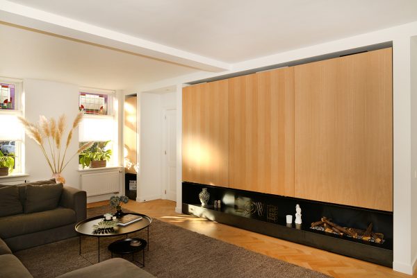 tv-kast tv-meubel woonkamerkast wandvullend met schuifdeuren en eikenfineer maatwerk meubel meubelmakers mooi ruim uit Utrecht