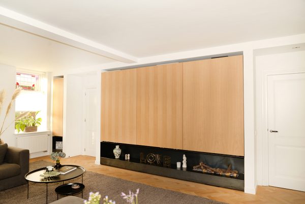 tv-kast tv-meubel woonkamerkast wandvullend met schuifdeuren en eikenfineer maatwerk meubel meubelmakers mooi ruim uit Utrecht