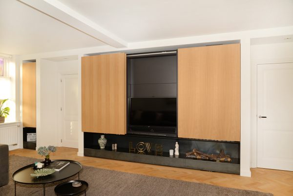 tv-kast tv-meubel woonkamerkast wandvullend met schuifdeuren en eikenfineer maatwerk meubel meubelmakers mooi ruim uit Utrecht