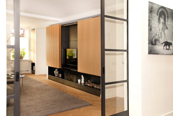 tv-kast tv-meubel woonkamerkast wandvullend met schuifdeuren en eikenfineer maatwerk meubel meubelmakers mooi ruim uit Utrecht