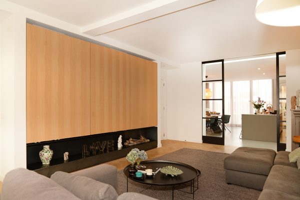 tv-kast tv-meubel woonkamerkast wandvullend met schuifdeuren en eikenfineer maatwerk meubel meubelmakers mooi ruim uit Utrecht