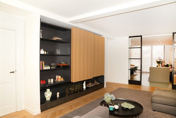 tv-kast tv-meubel woonkamerkast wandvullend met schuifdeuren en eikenfineer maatwerk meubel meubelmakers mooi ruim uit Utrecht