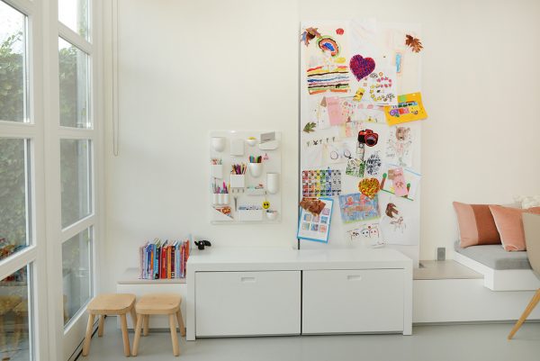 zitbank zitmeubel wandmeubel met dressoir en kinderhoek maatwerk meubels Utrecht meubelmakers mooi ruim