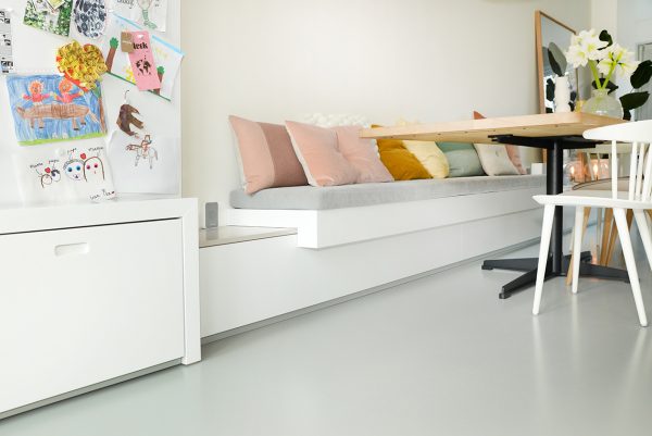 zitbank zitmeubel wandmeubel met dressoir en kinderhoek maatwerk meubels Utrecht meubelmakers mooi ruim