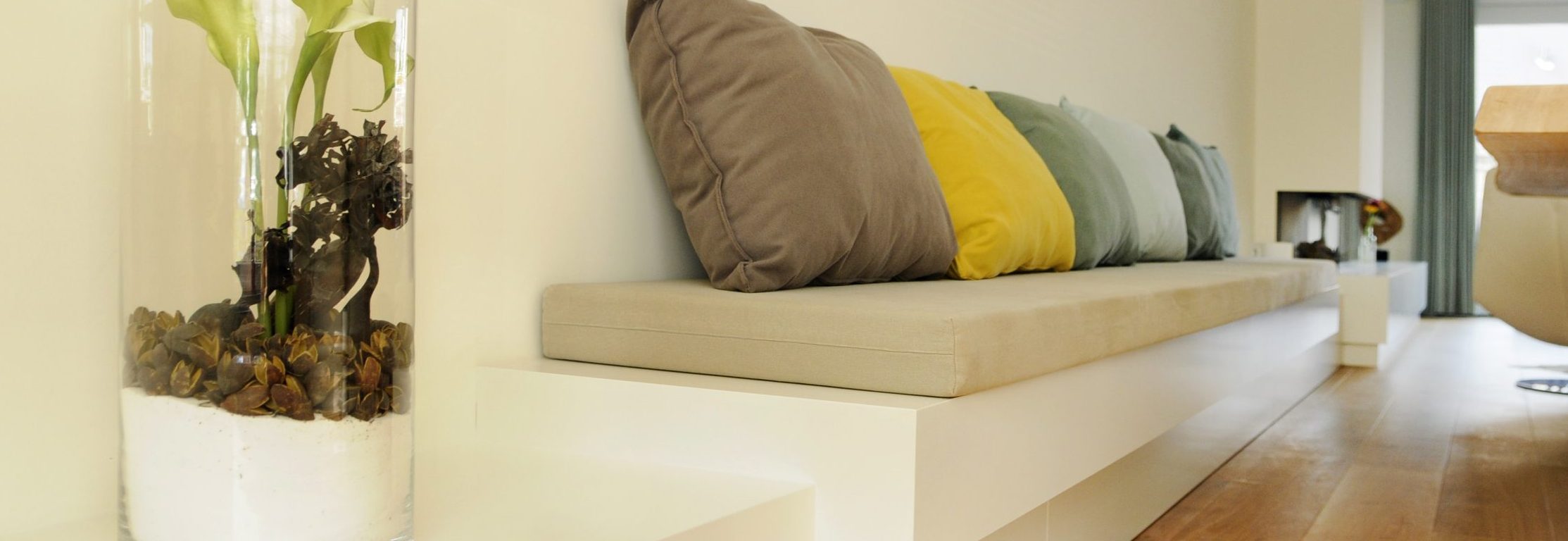 Wandvullend zitmeubel rond open haard, met dressoir